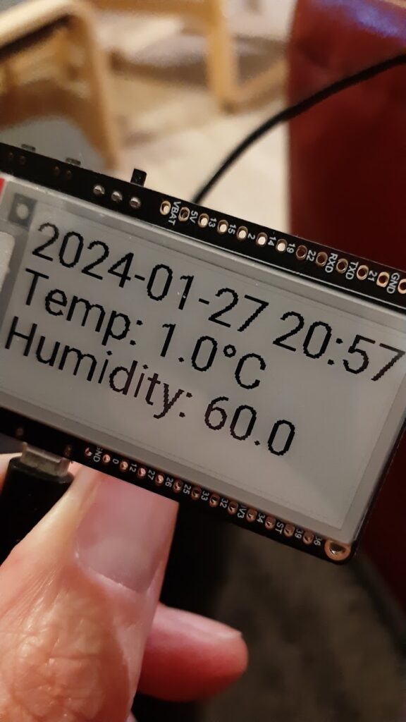 e-ink display showing time, temperature and humidity