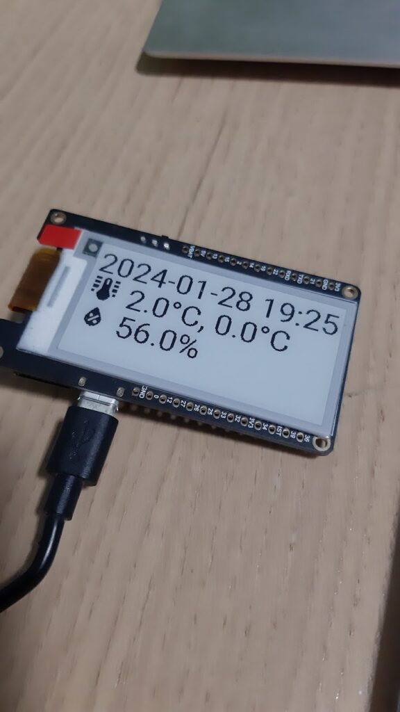 e-ink display showing time, 2 temperatures (heatpump outside unit, aqara outside button) and humidity from nearby weather station