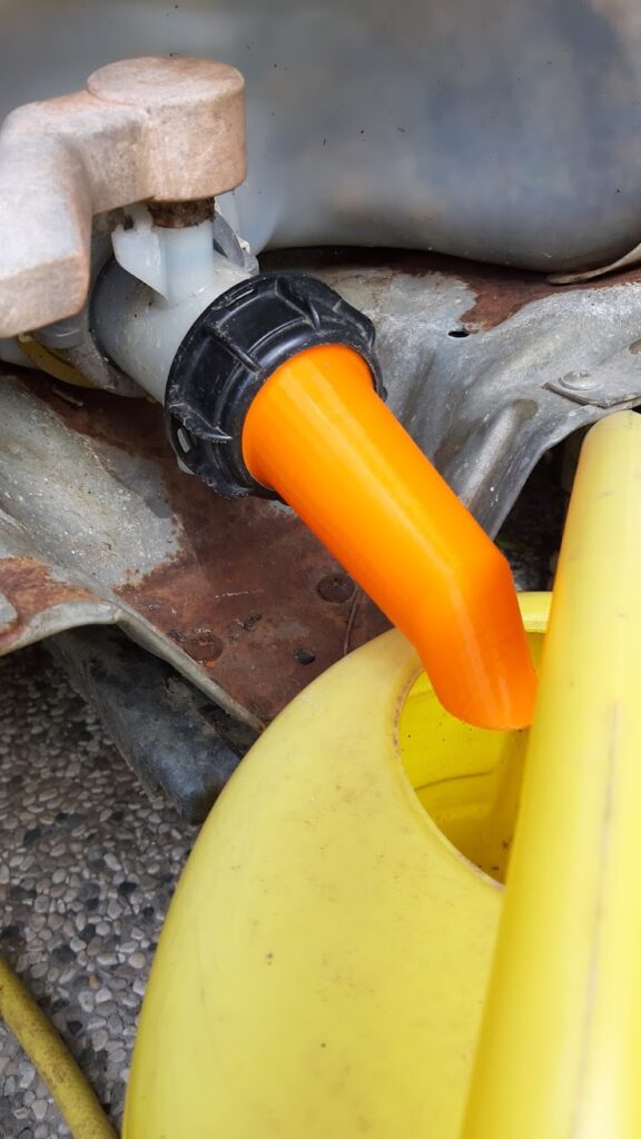 Cistern connector, orange tpu, mounted