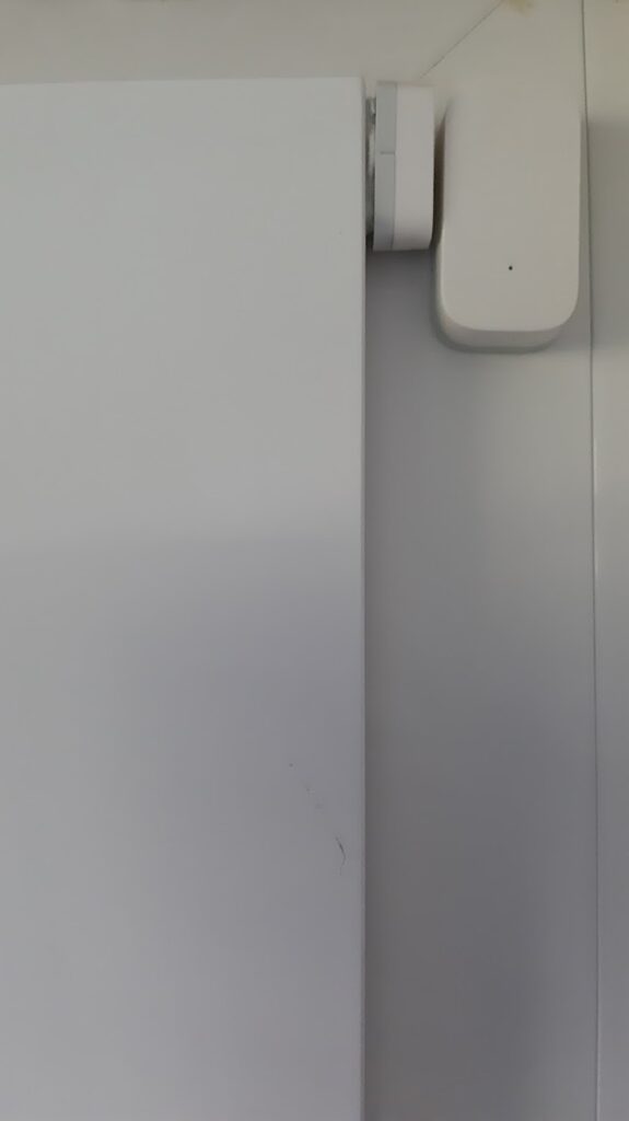 aqara door sensor mounted at the edge of the door