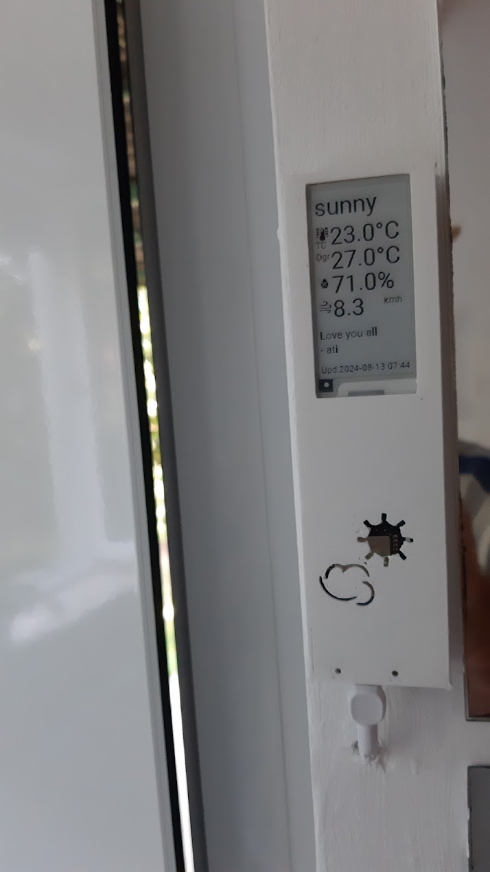 e-ink display and front door closeup showing temperatures and humidity from Home Assistant